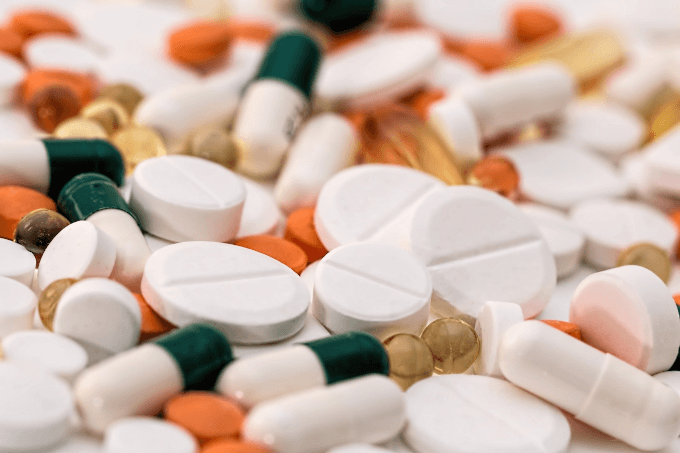 A pile of pills laying on a table